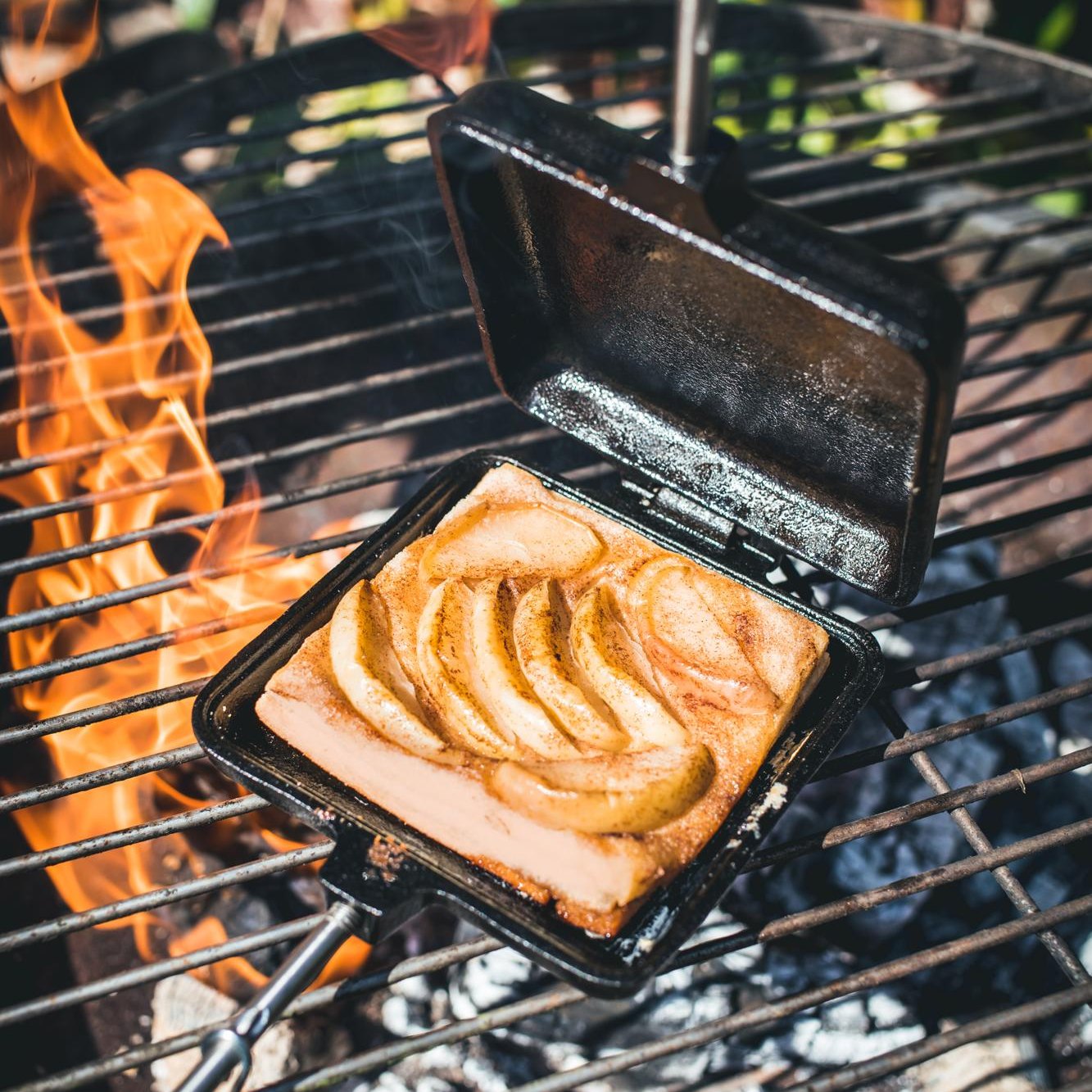 Appel-kaneel pies uit het tosti-ijzer: een zoete kampvuurtraktatie