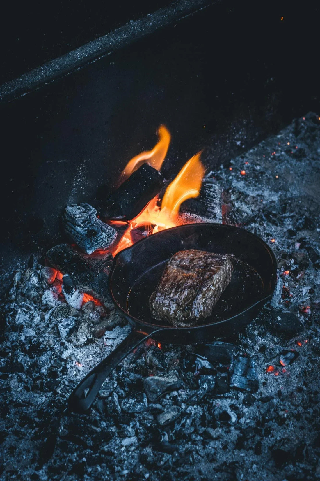 Onglet met aardappelwedges en gemengde groenten